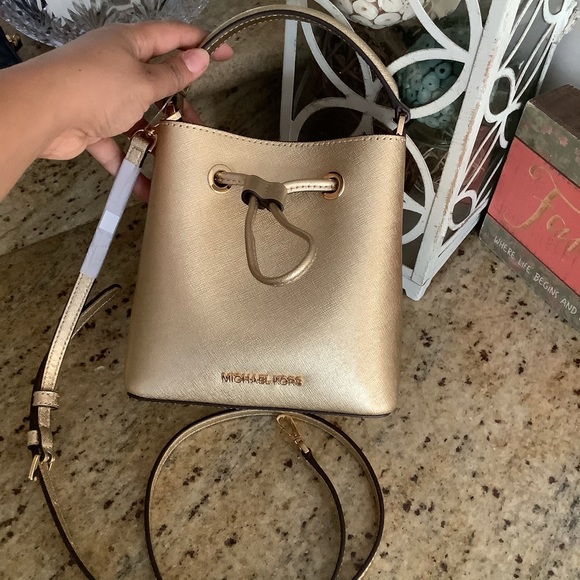 New Mk small bucket bag suri 😍 must have - Picture 10 of 10
